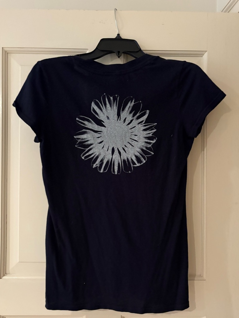 James Perse Black Women’s  V neck Tee with white  Floral Back Print. Size 2